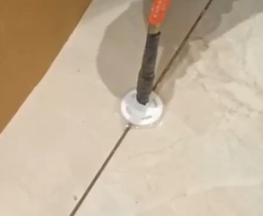 昌吉瓷砖空鼓维修公司专业解答瓷砖在铺贴过程中，如果没有涂抹均匀到位的粘结材料（如水泥砂浆或瓷砖胶），可能会导致以下问题