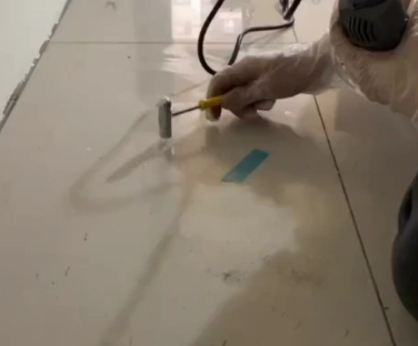 昌吉瓷砖开裂维修公司专业分享瓷砖在铺贴前如果没有沥干水分，将会导致以下问题